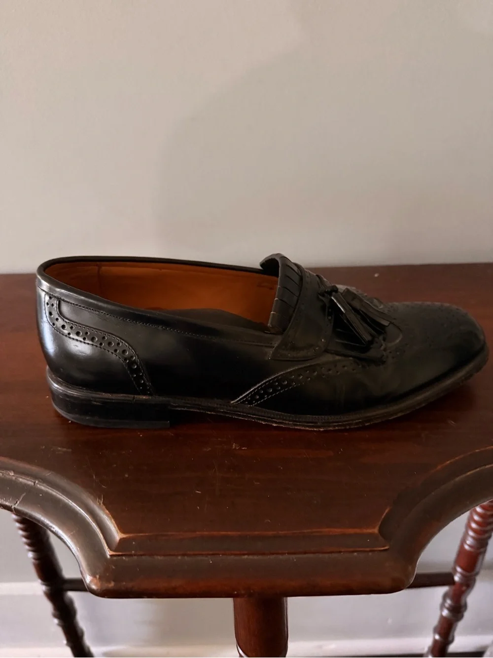 Vintage Y2K French Shriner men’s black slip on loafers with tassels. Size 10 1/2
